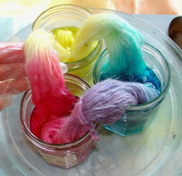 процесс покраски пряжи в домашних условиях